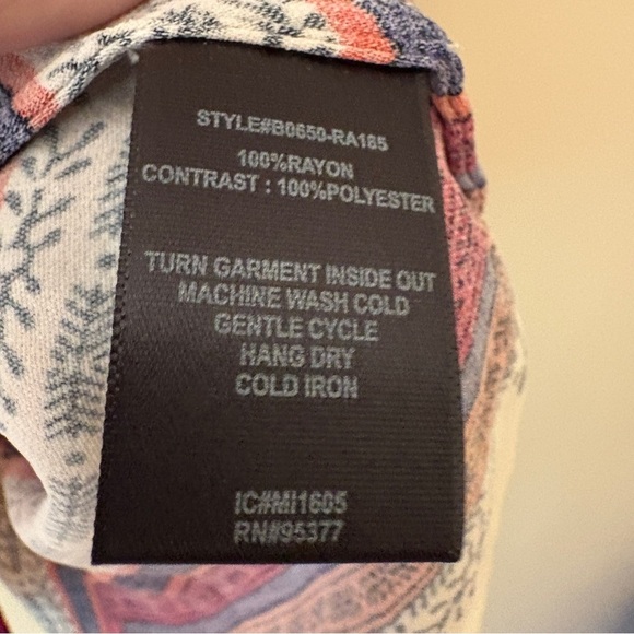 Rose & Olive Multicolor Sleeveless Blouse - Picture 3 of 3